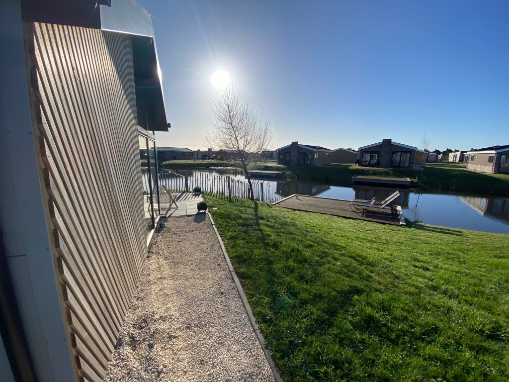 Urlaub in elegantem Chalet mit Bootssteg

Möchten Sie Ihren Urlaub in einem Ferienhaus mit Bootssteg am Wasser verbringen? Dann sind Sie bei uns genau richtig!

Denn in unserem luxuriösen Chalet können Sie Ihr Boot am Steg festmachen. Erkunden Sie dann das Reevemeer und das Ijssel-Delta und darüber hinaus.

Unser Chalet ist für bis zu 4 Personen und ein Kleinkind geeignet. Haustiere sind willkommen.

Mit viel Liebe zum Detail und ausgezeichnetem Service sind wir stets bemüht, Ihnen Ihren DREAM (Traum)-Urlaub zu ermöglichen.